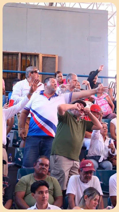Simpatizantes del oficialismo abuchean a oposición en Puntarenas.