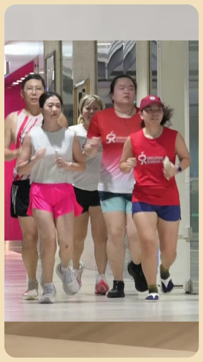 Corredores entrenan en centro comercial de Singapur.