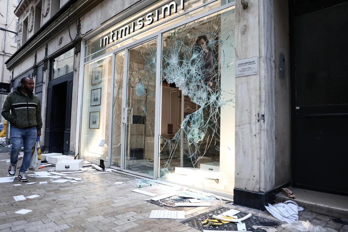 Daños tras protestas en París contra el costo de la vida