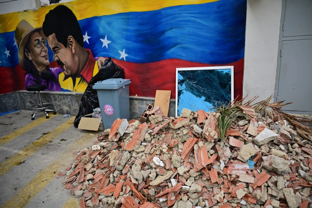 Mural de Nicolás Maduro en Venezuela y escombro