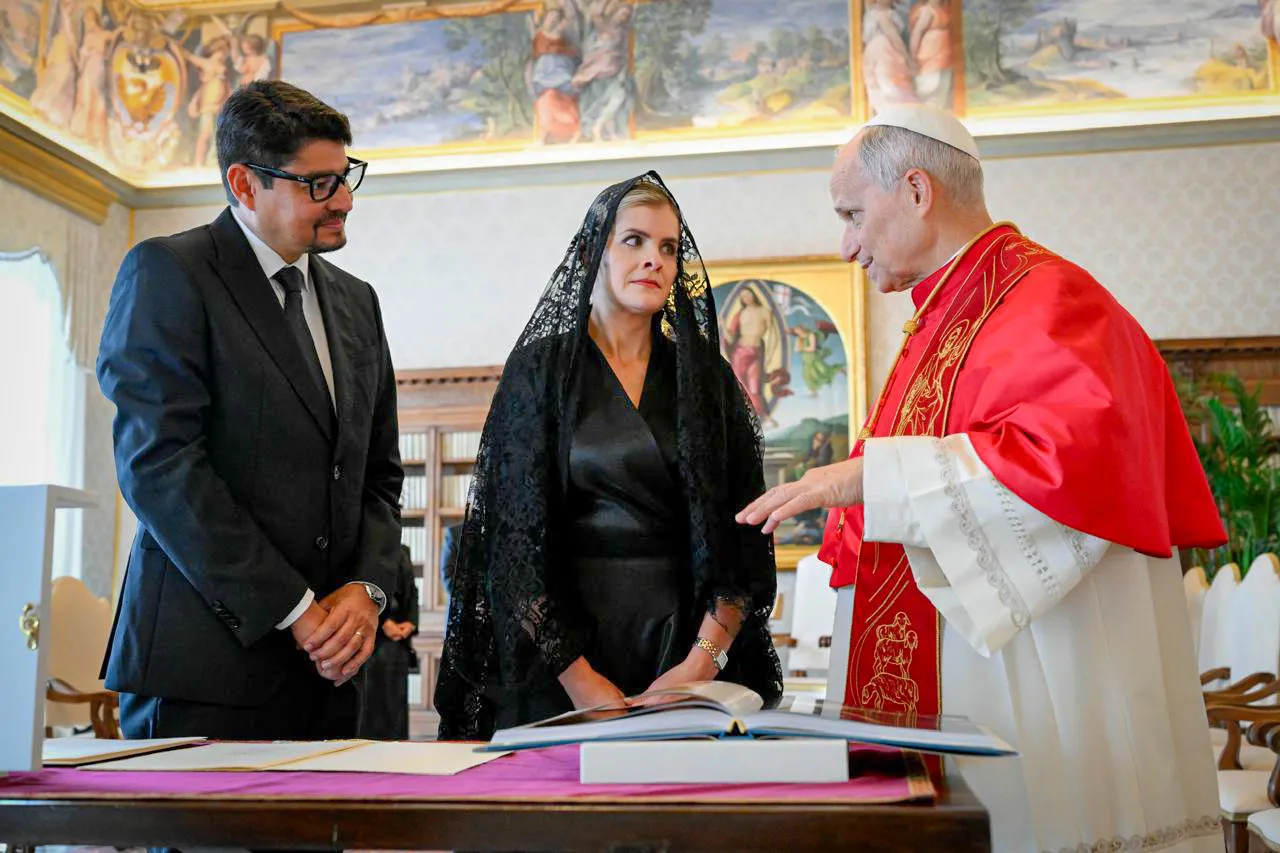 Laura Fernández junto al papa León XIV