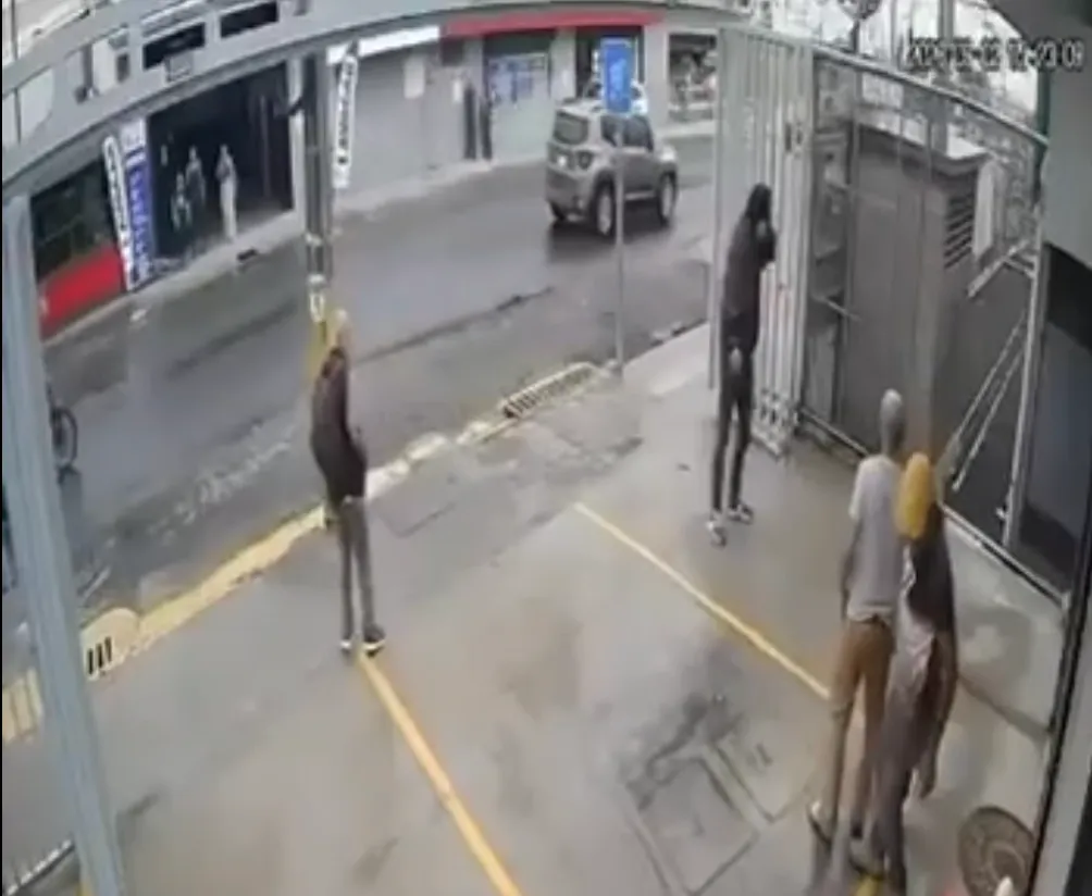 Hombres rescatan a mujer agredida en Cartago