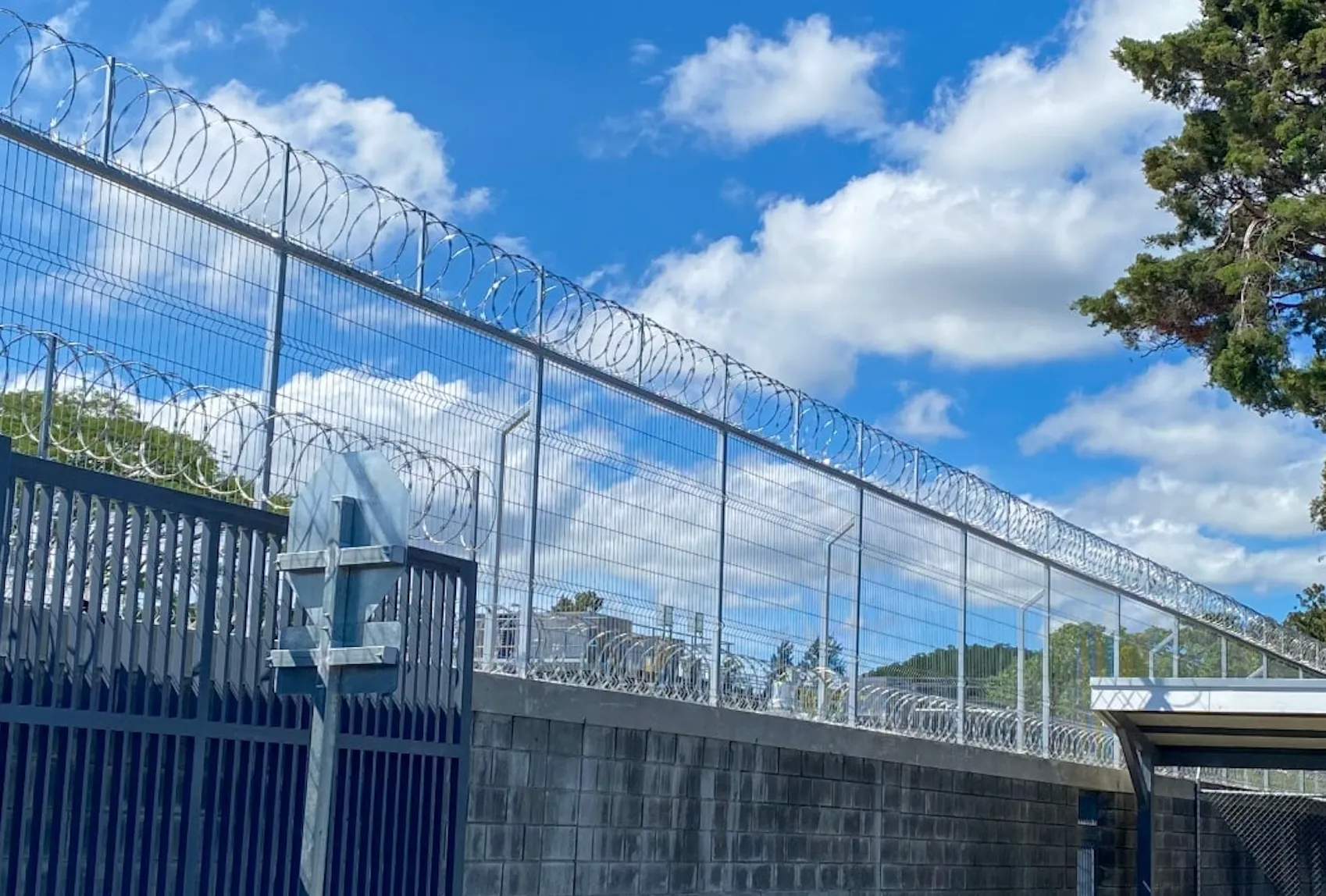 Centro de Atención para Personas con Enfermedad Mental en Conflicto con la Ley está situado en Pavas, San José.
