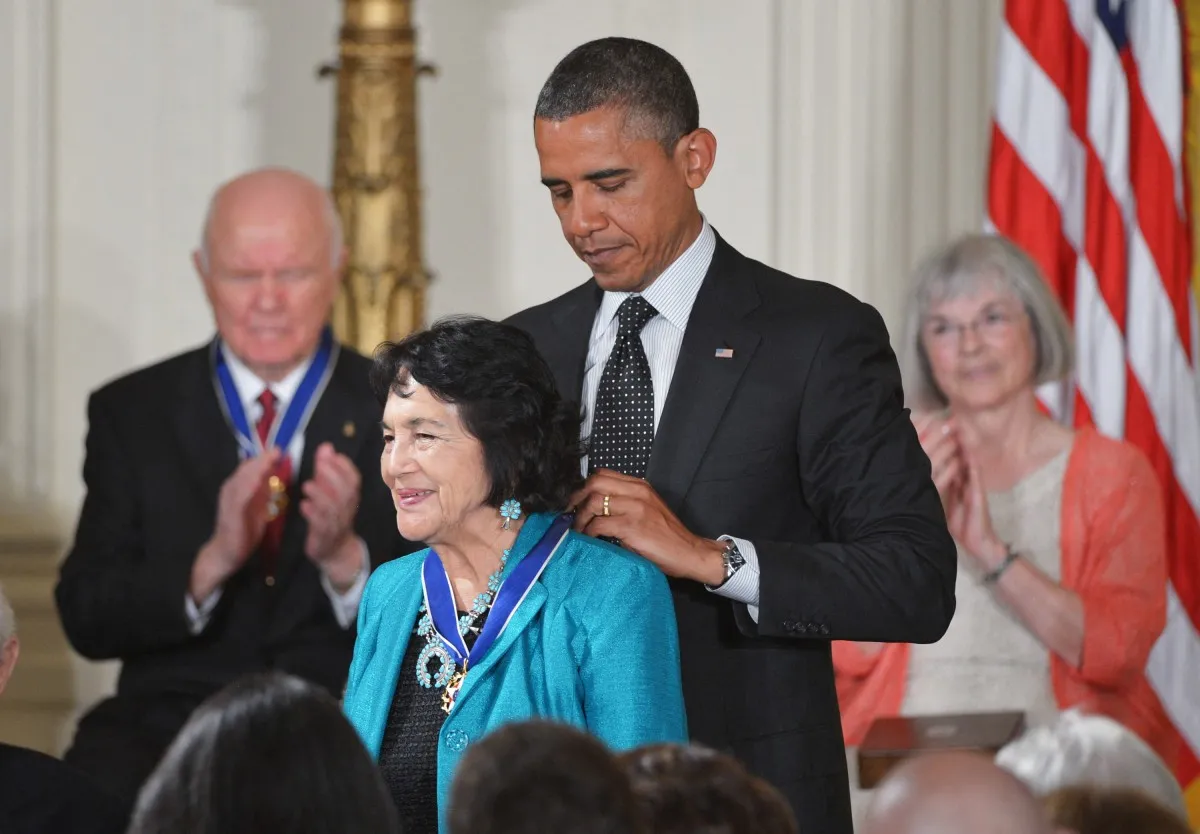 Obama entregó en 2012 la Medalla Presidencial de la Libertad a Dolores Huerta