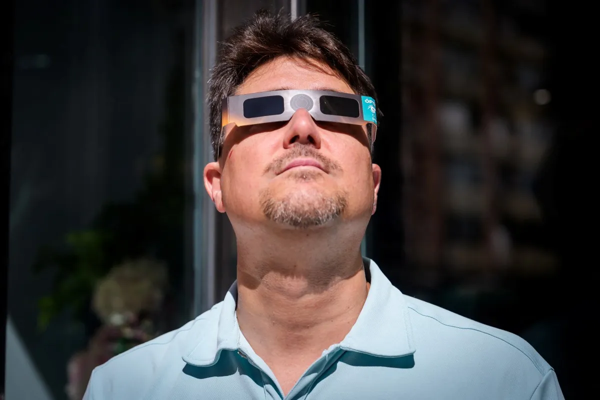 Hombre con lentes para eclipse solar