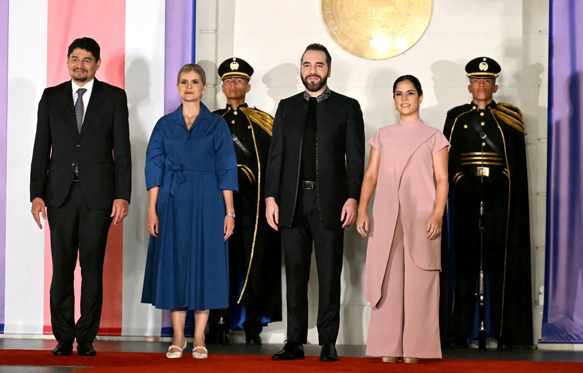 Laura Fernández junto a Nayib Bukele en El Salvador