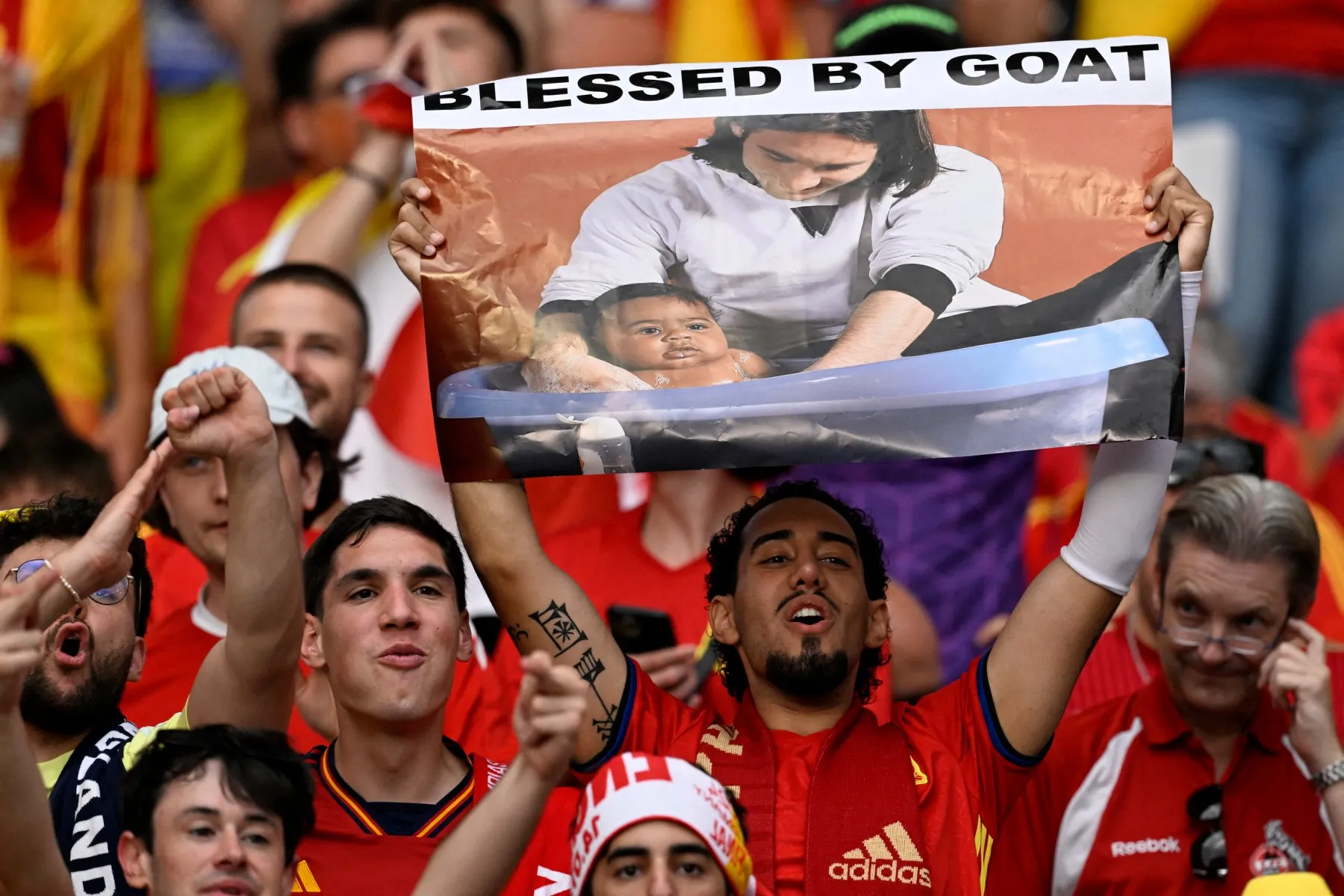 Aficionado con pancarta de Messi y Yamal