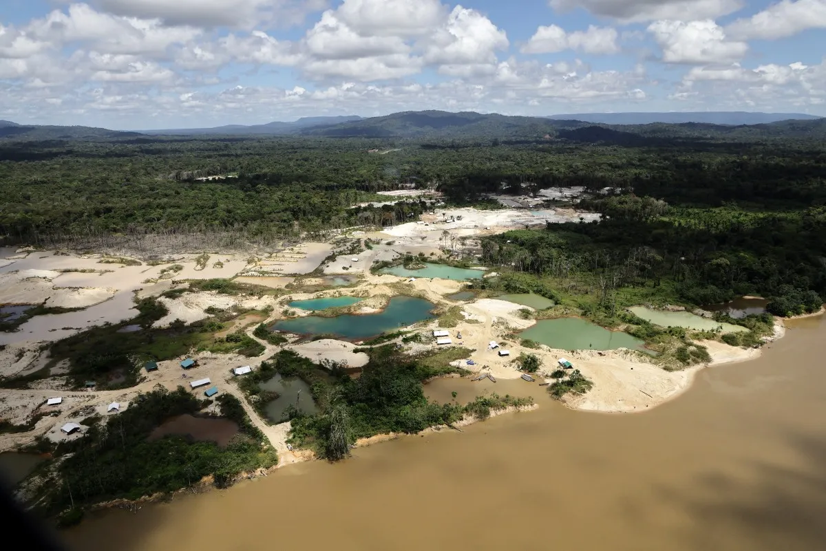 Vista aérea de zona afectada por minería ilegal en Surinam