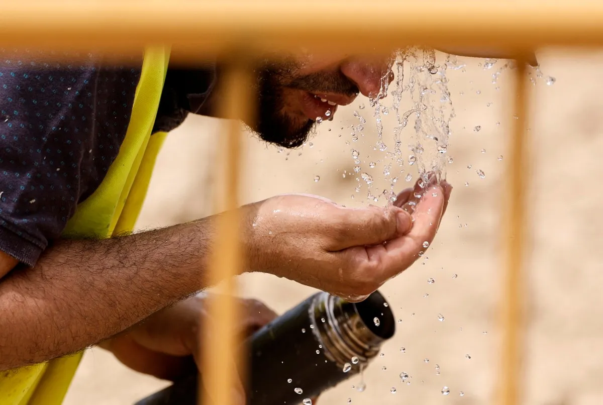 Trabajador hidratándose en España