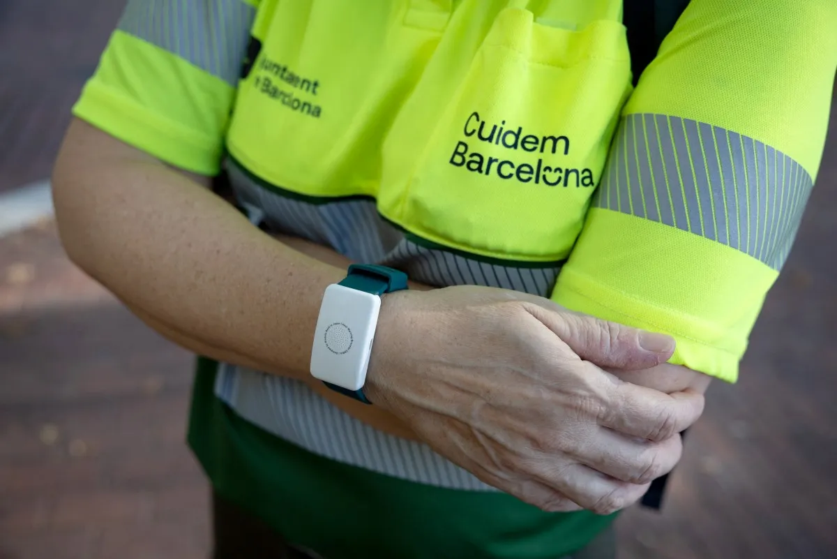 Trabajadora con pulsera térmica en España